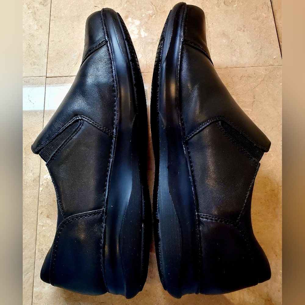 Clarks Women's Appley Size 11 Black Leather Side Zip Clogs/ Loafers - Picture 4 of 11